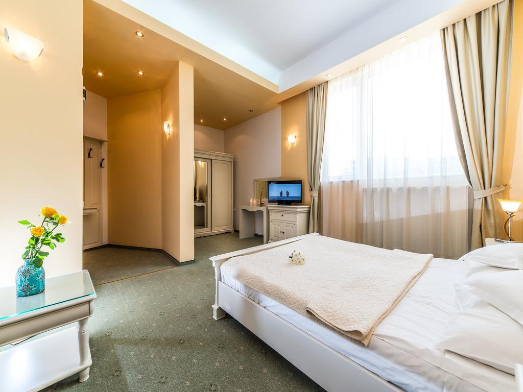 Hotel Opal คลูจ-นาโปกา ภายนอก รูปภาพ